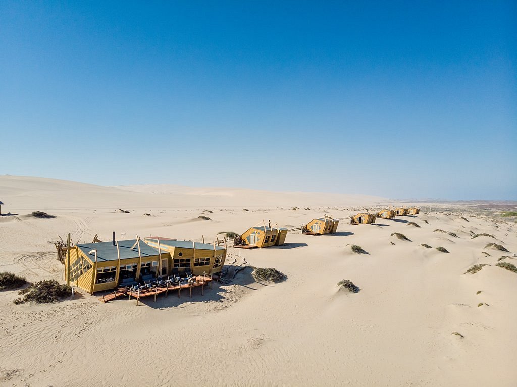 Le Skeleton Coast Shipwreck Lodge: vue d'ensemble prise depuis le haut des dunes (photo Shawn-van).